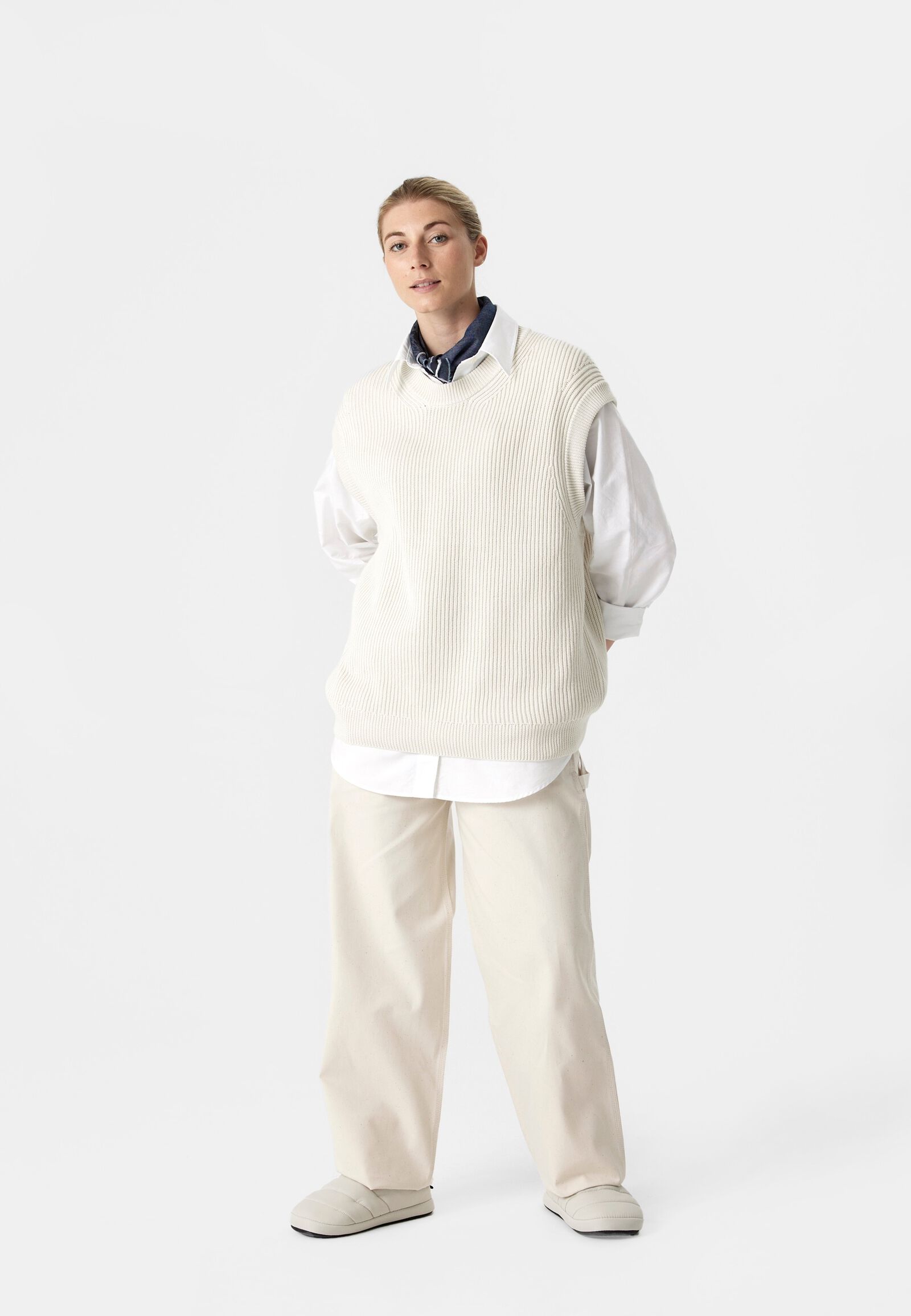 FREUDE KNIT VEST - model